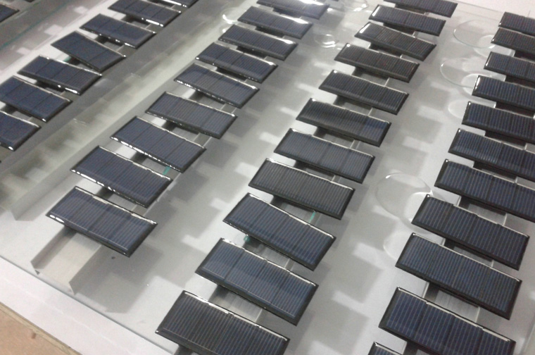 太陽能滴膠板如何連接，太陽能電池板滴膠與壓模有什么區(qū)別