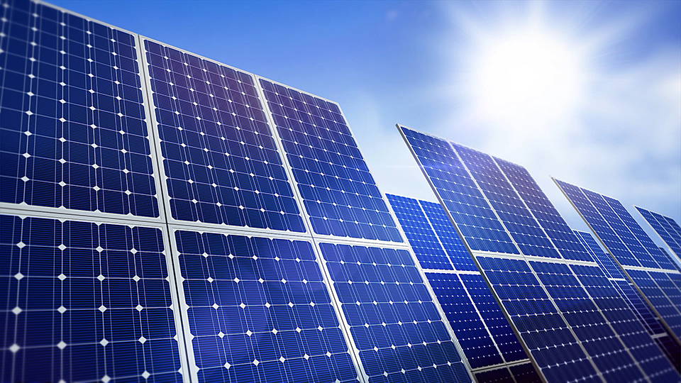 檢查直流匯流箱、交直流配電柜時，應注意哪些要點